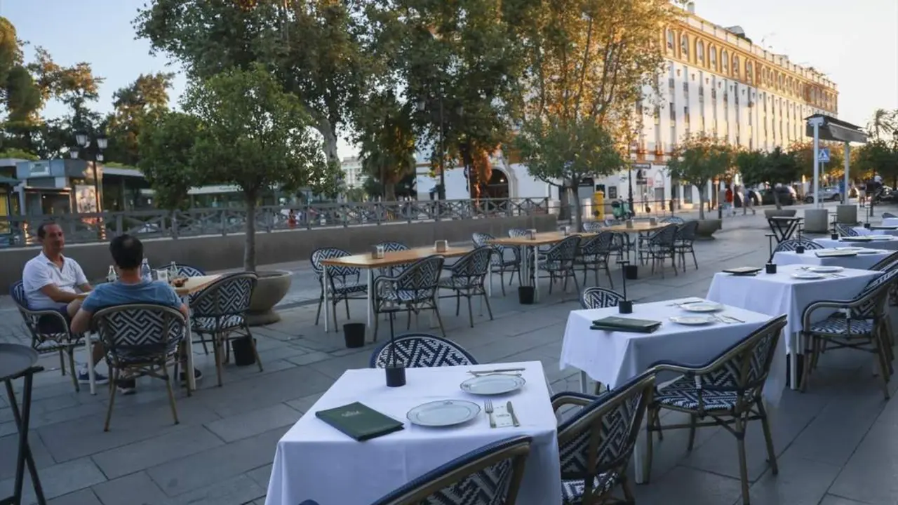  Imagen de archivo de veladores en una terraza. - Archivo 