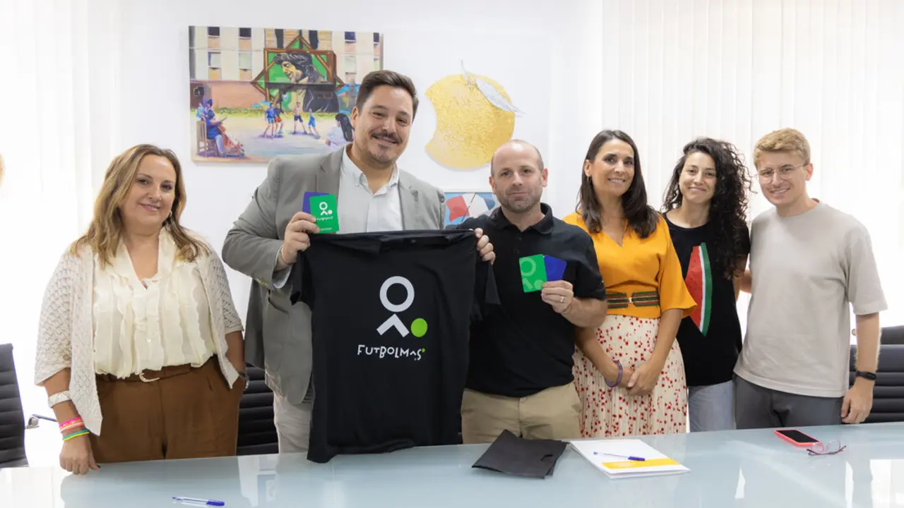  Jos&eacute; Luis Garc&iacute;a con responsables de la Fundaci&oacute;n F&uacute;tbol M&aacute;s. | AYUNTAMIENTO. 