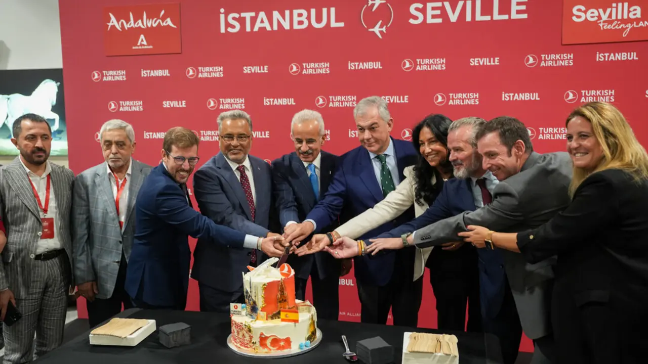  Autoridades en el aeropuerto de Sevilla, ante el primer vuelo procedente de Estambul. | AYUNTAMIENTO. 