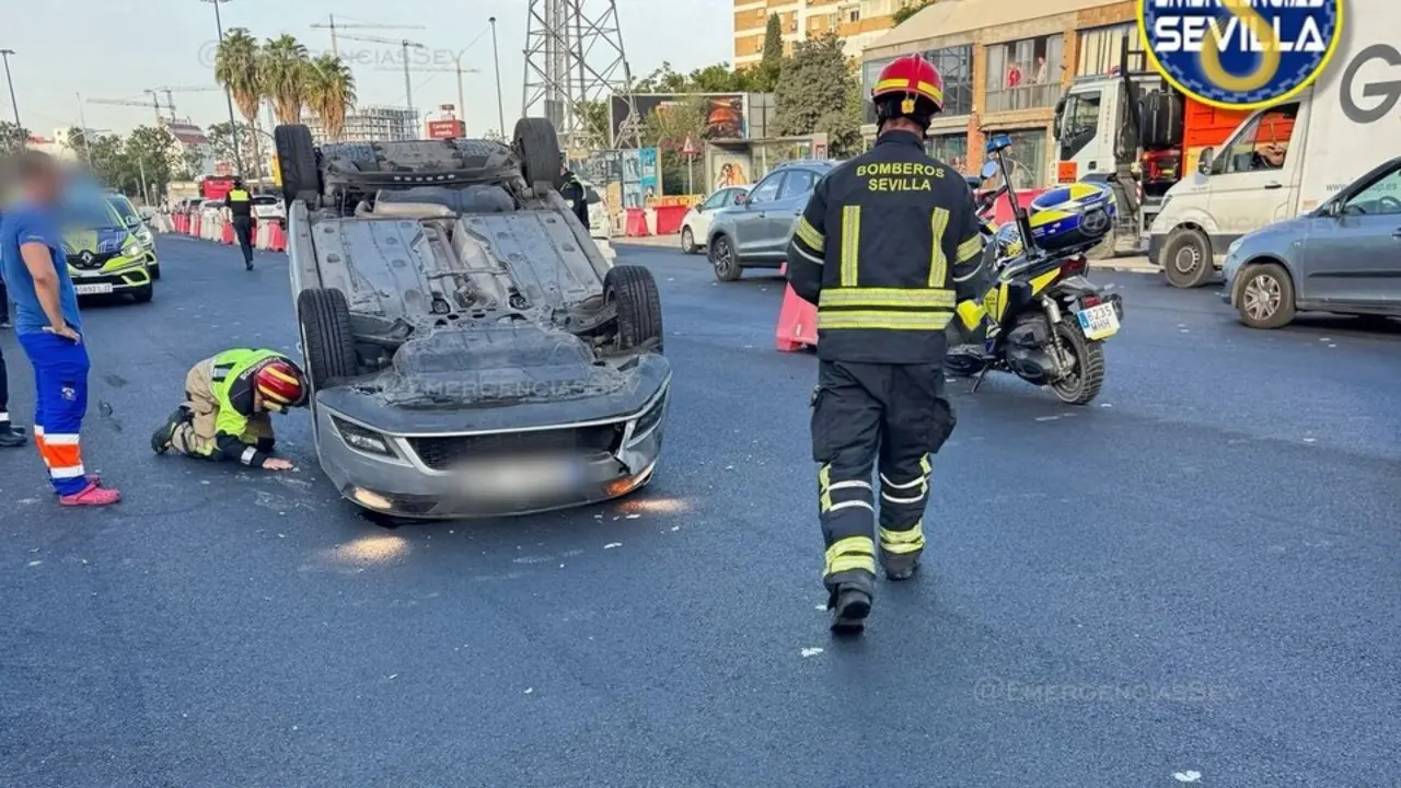  Imagen del veh&iacute;culo implicado en el accidente tras chocar con un turismo estacionado en la avenida Montes Sierra. | EP. 