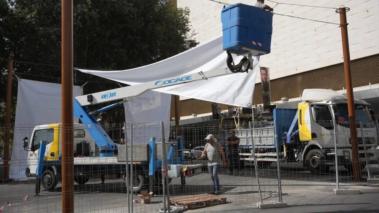  Colocaci&oacute;n de los nuevos toldos en la Plaza del Duque | E.P. 