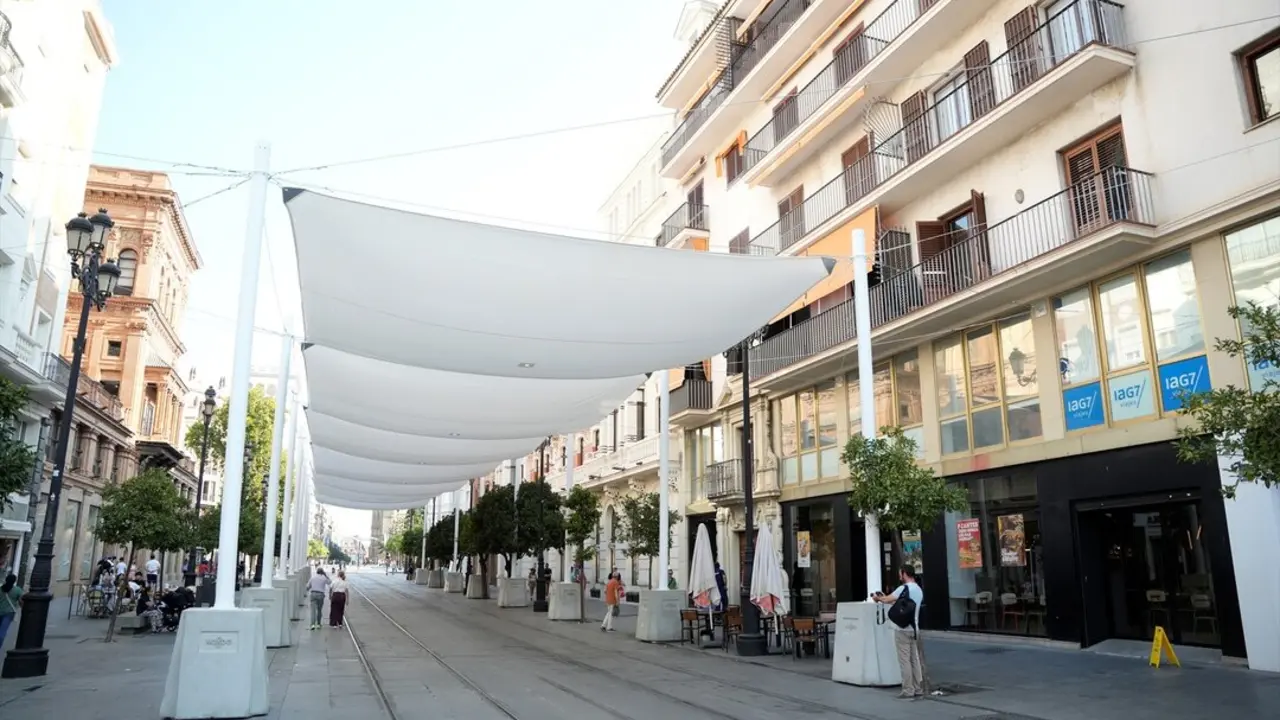 La Avenida de la Constituci&oacute;n de Sevilla luciendo los primeros toldos. | EP. 