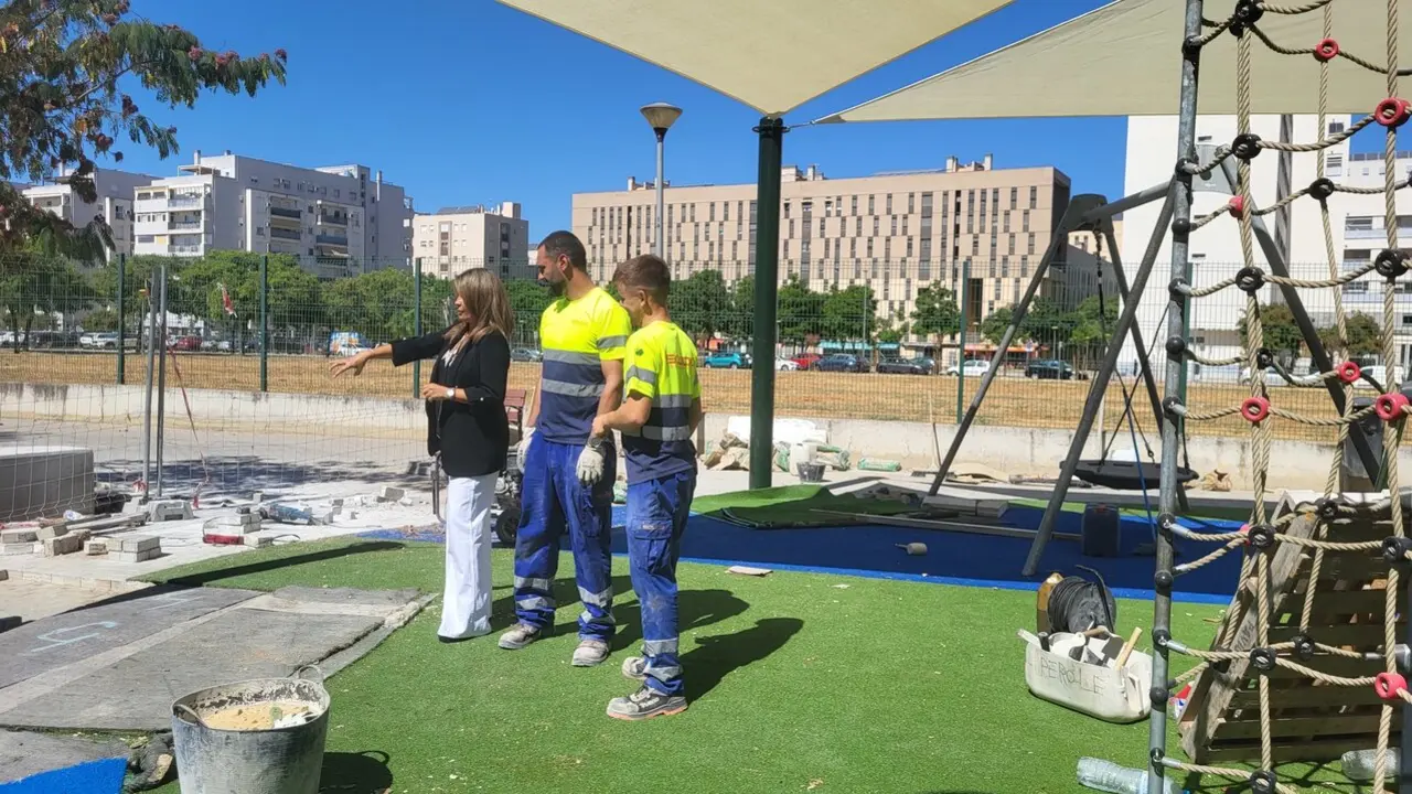  Instalaci&oacute;n de toldos en las tres &aacute;reas de juegos infantiles situadas en la calle Faustino Guti&eacute;rrez Alviz, en el Distrito Este-Alcosa-Torreblanca | AYUNTAMIENTO DE SEVILLA 