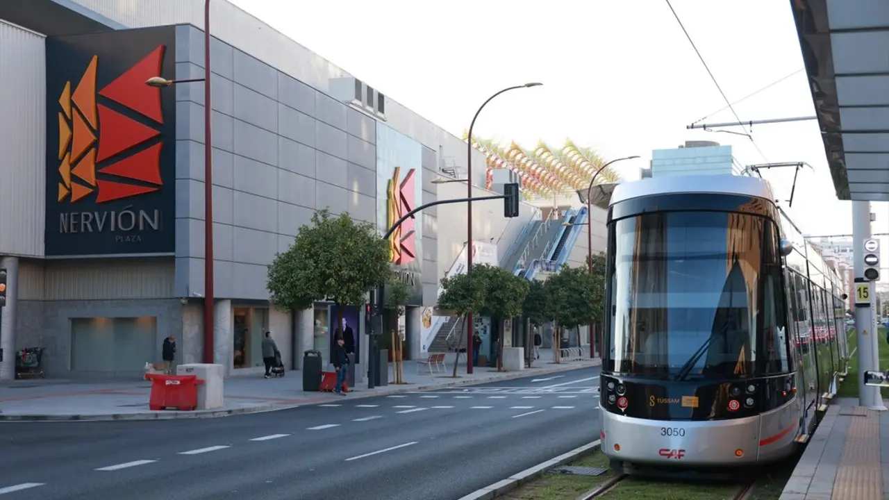  El tranv&iacute;a en la nueva parada de Luis de Morales | E.P. 