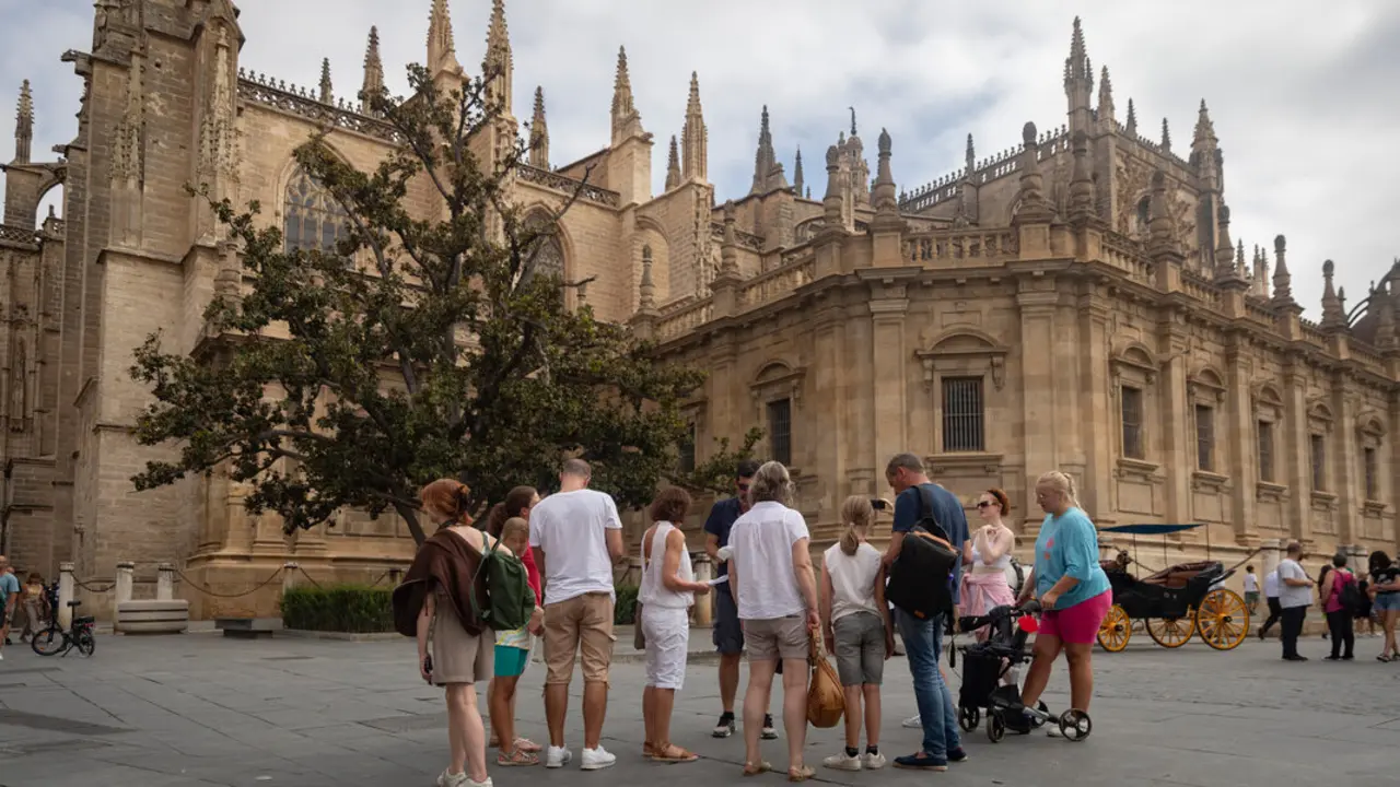 Turistas en el centro de Sevilla. |Archivo/EP 
