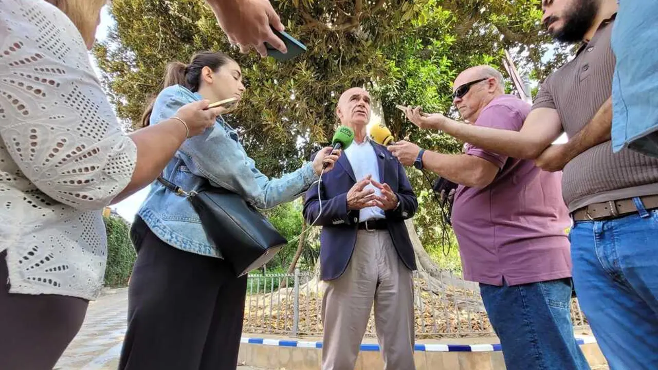  El portavoz del PSOE en el Ayuntamiento de Sevilla, Antonio Mu&ntilde;oz, atiende a los medios | PSOE DE SEVILLA 