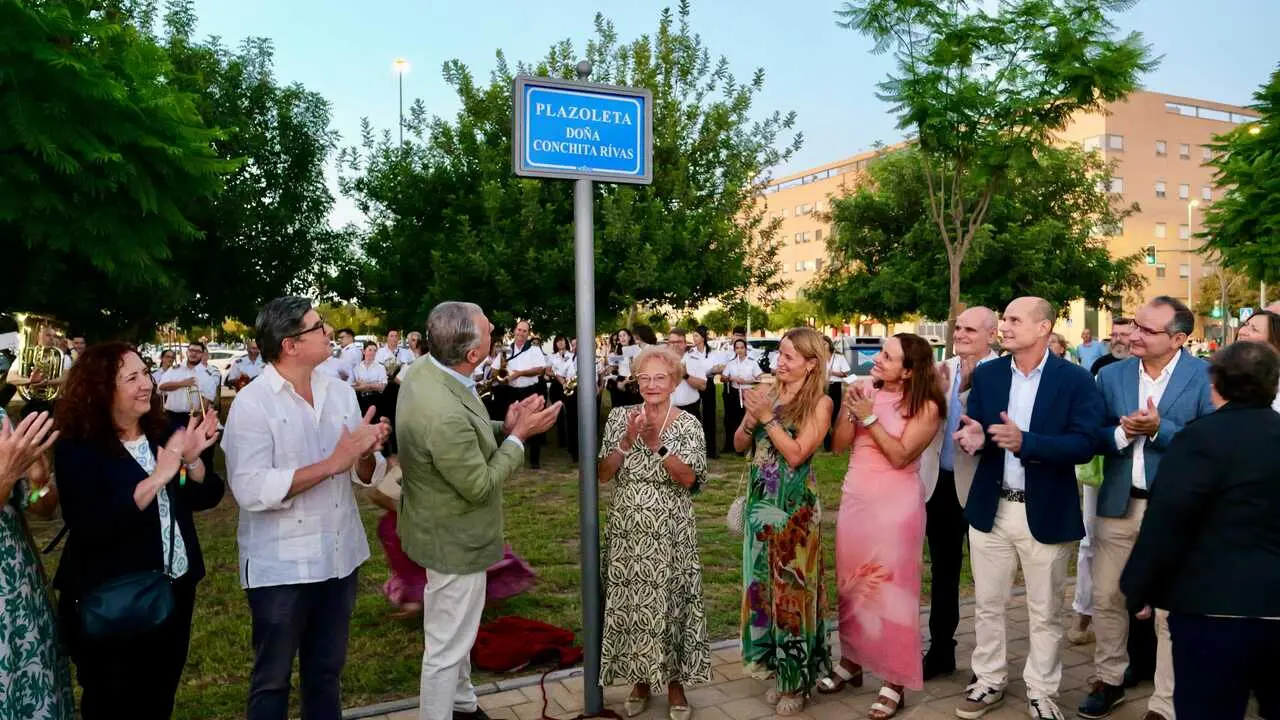  El alcalde de Sevilla, Jos&eacute; Luis Sanz, presidiendo la rotulaci&oacute;n de la plaza dedicada a 'Do&ntilde;a Conchita Rivas' | AYUNTAMIENTO DE SEVILLA 