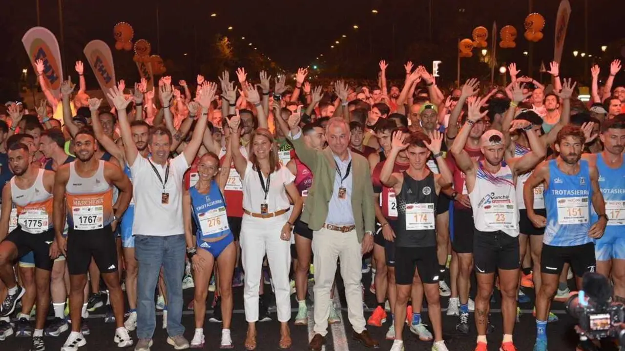  El alcalde de Sevilla, Jos&eacute; Luis Sanz, en la salida de la Carrera Nocturna | AYUNTAMIENTO DE SEVILLA 