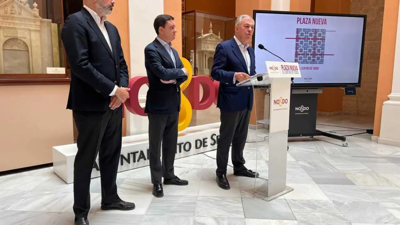  Sanz junto a V&aacute;zquez y De la Rosa en la presentaci&oacute;n de las obras. | CT 