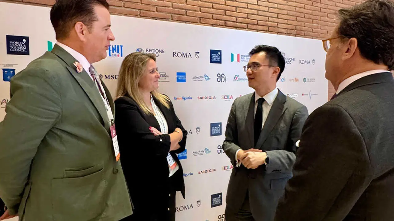  La delegada de Turismo y Cultura de Sevilla, Angie Moreno, mantiene un encuentro con el vicepresidente global de destinos de Trip.Com, Edison Chen |&nbsp;AYTO DE SEVILLA 