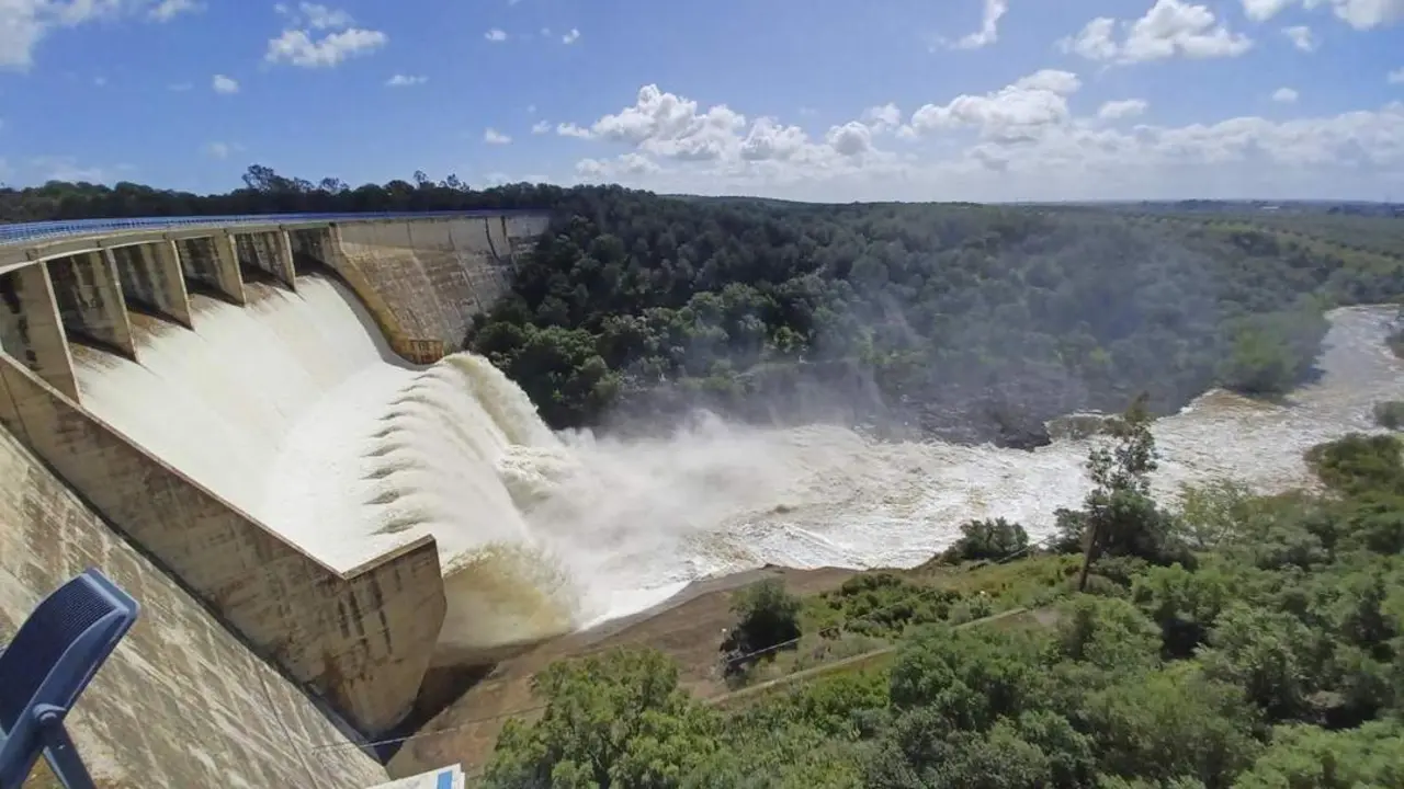  Embalse del Gergal, liberando agua. | Archivo 