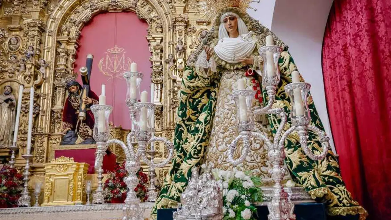  La Virgen de la Esperanza de Triana, en las andas para su traslado al Pol&iacute;gono Sur, en su capilla, con el Cristo de las Tres Ca&iacute;das al fondo | HDAD.ESPERANZA DE TRIANA 