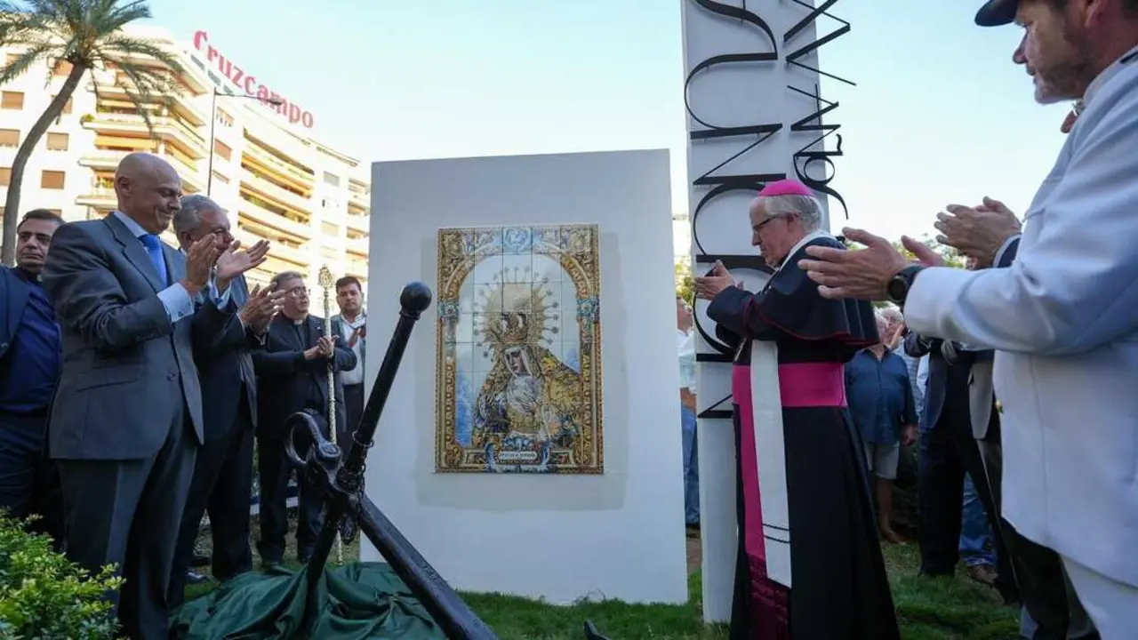  El alcalde de Sevilla, Jos&eacute; Luis Sanz, y el arzobispo de Sevilla, Jos&eacute; &Aacute;ngel Saiz Meneses, inauguran un monumento en la Plaza de Espa&ntilde;a coincidiendo con la misi&oacute;n de la Esperanza de Triana al Pol&iacute;gono Sur | AYTO DE SEVILLA 