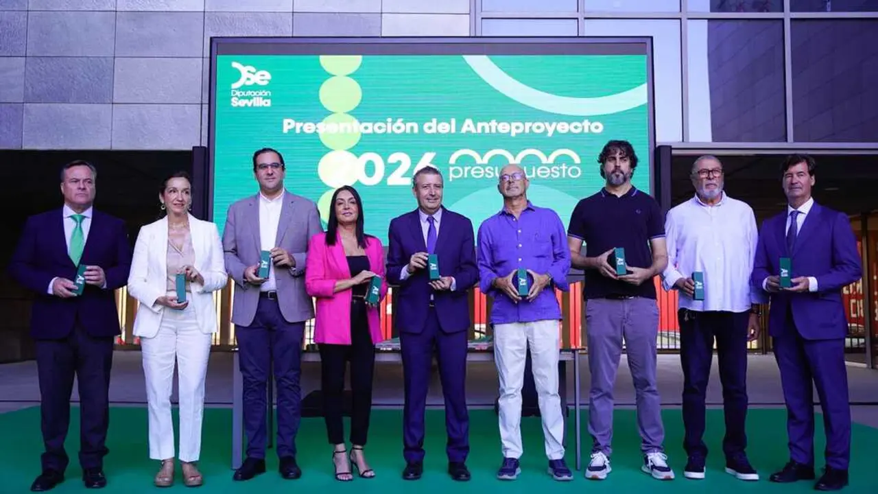  En la entrega de la documentaci&oacute;n de los portavoces. | DIPUTACI&Oacute;N 