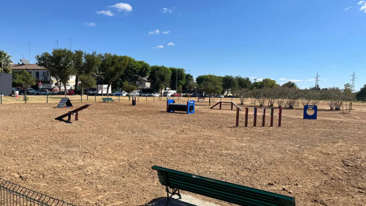  El Parque Canino Sevilla Este junto a Carlinga. | Ayto 