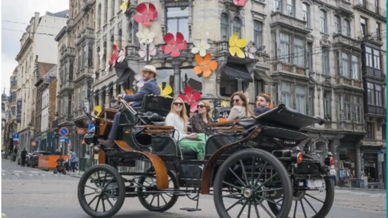  Turistas paseando por Bruselas en uno de los carruajes el&eacute;ctricos sin caballos. | VIVA 