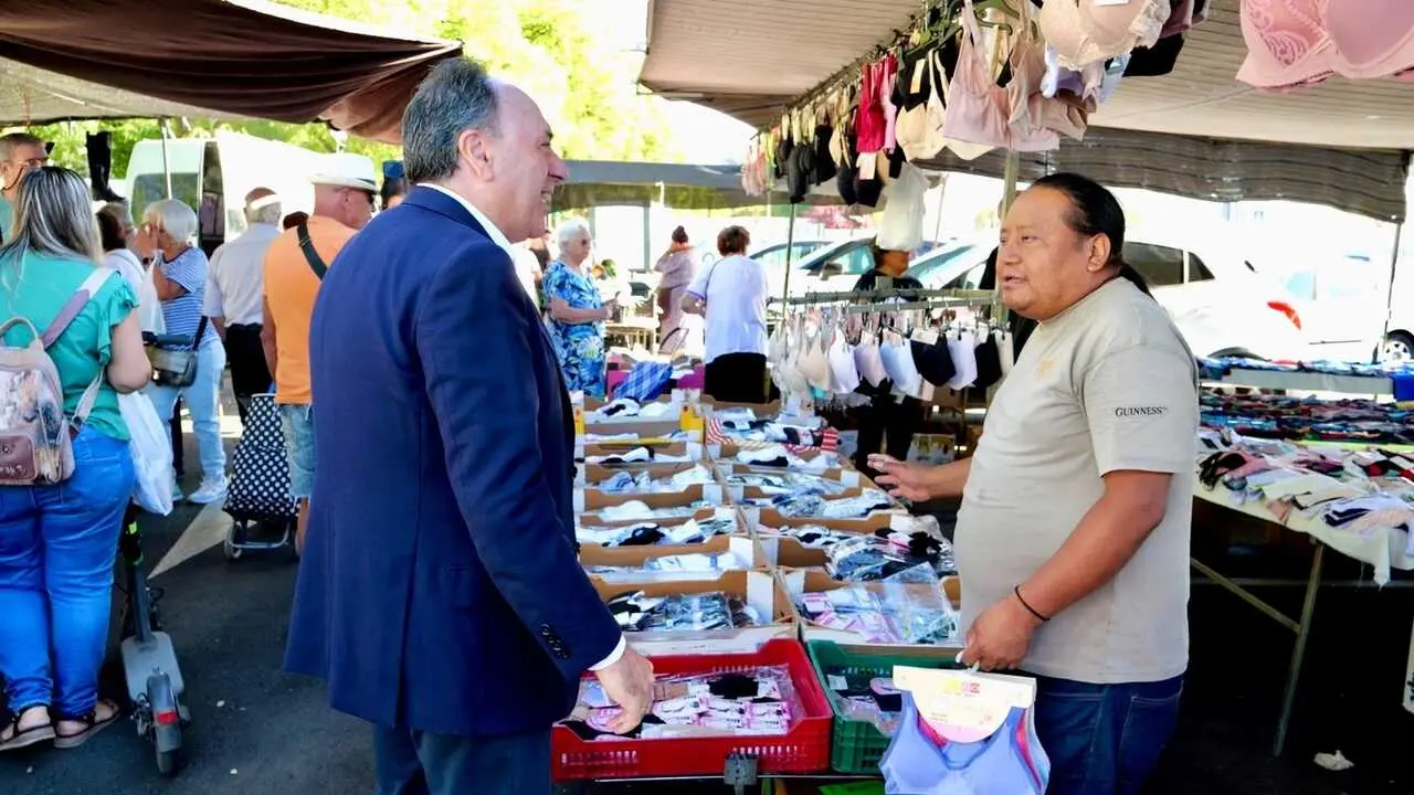  El delegado de Consumo, Jos&eacute; Lugo, visitando el Mercadillo. | Ayto 