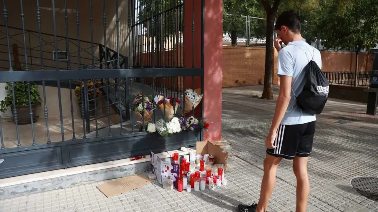  Recordatorios en memoria de la joven de 14 a&ntilde;os precipitada en Sevilla este mi&eacute;rcoles | ROC&Iacute;O RUZ - E.P. 