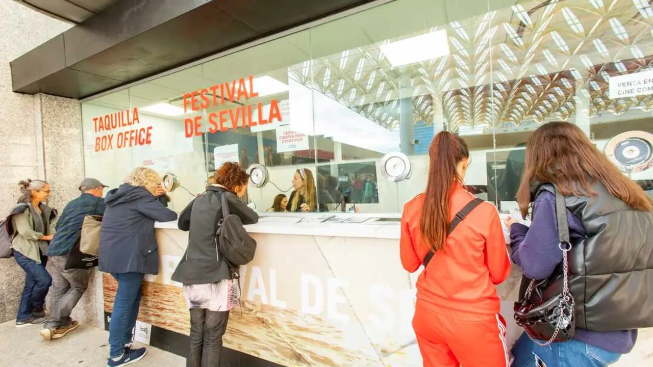  Varias personas en una de las taquillas del Festival de Cine Europeo | SEFF 