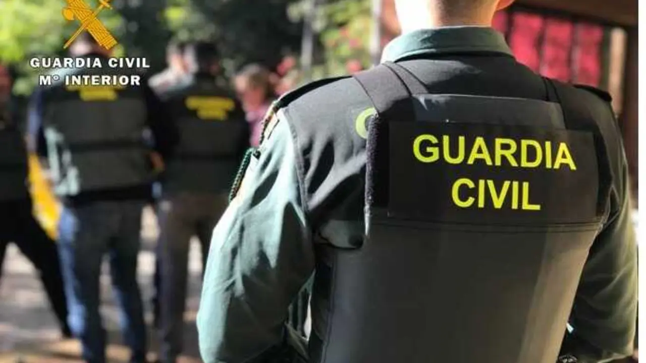  Agente de la Guardia Civil.<br>- GUARDIA CIVIL 