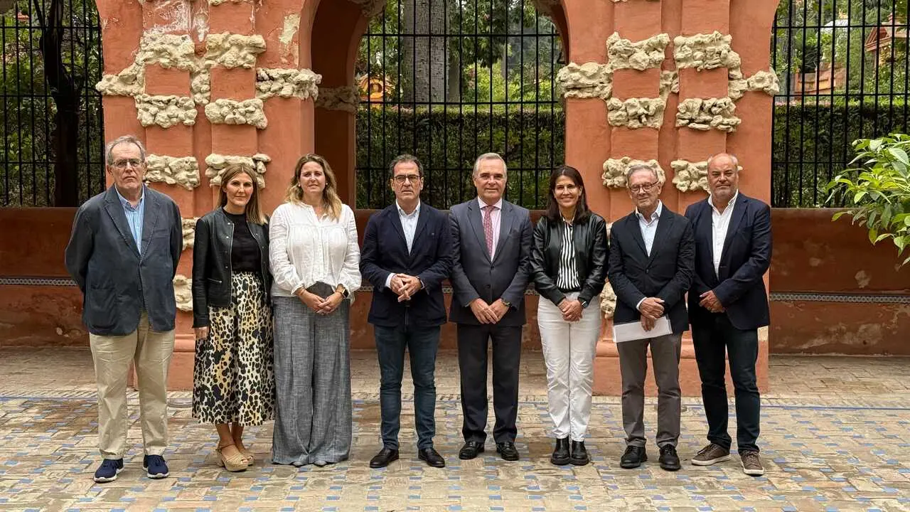  Autoridades en el Jard&iacute;n de Troya del Real Alc&aacute;zar en la presentaci&oacute;n de la exposici&oacute;n. | VIVA SEVILLA 