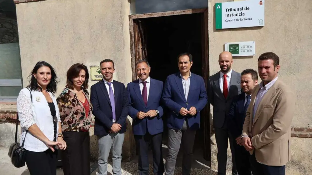  El consejero Nieto, junto al alcalde de Cazalla y otros cargos p&uacute;blicos provinciales en la visita institucional a Cazalla de la Sierra | JUNTA DE ANDALUCIA 