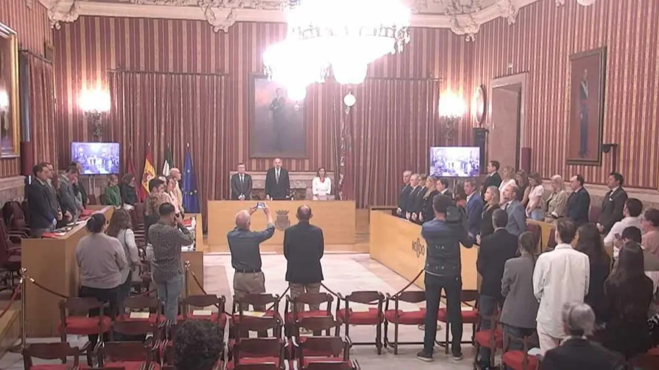  Minuto de silencio en el Pleno del Ayuntamiento de Sevilla por el suicidio de Sandra Pe&ntilde;a | E.P. 