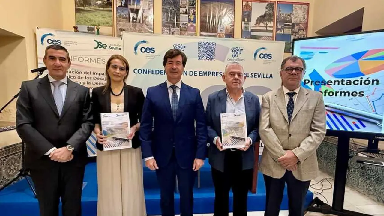  Francisco J. Tato, decano del Colegio de Economistas de Sevilla; Eva Mar&iacute;a Valdenebro, secretaria t&eacute;cnica del colegio; Miguel Rus, presidente de la CES; y los profesores doctores Jos&eacute; Antonio Cam&uacute;&ntilde;ez y Fernando Criado | MANUEL PINILLA CRUCES 