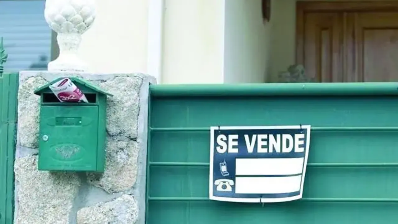 Imagen de archivo de un cartel de venta de vivienda. | AI