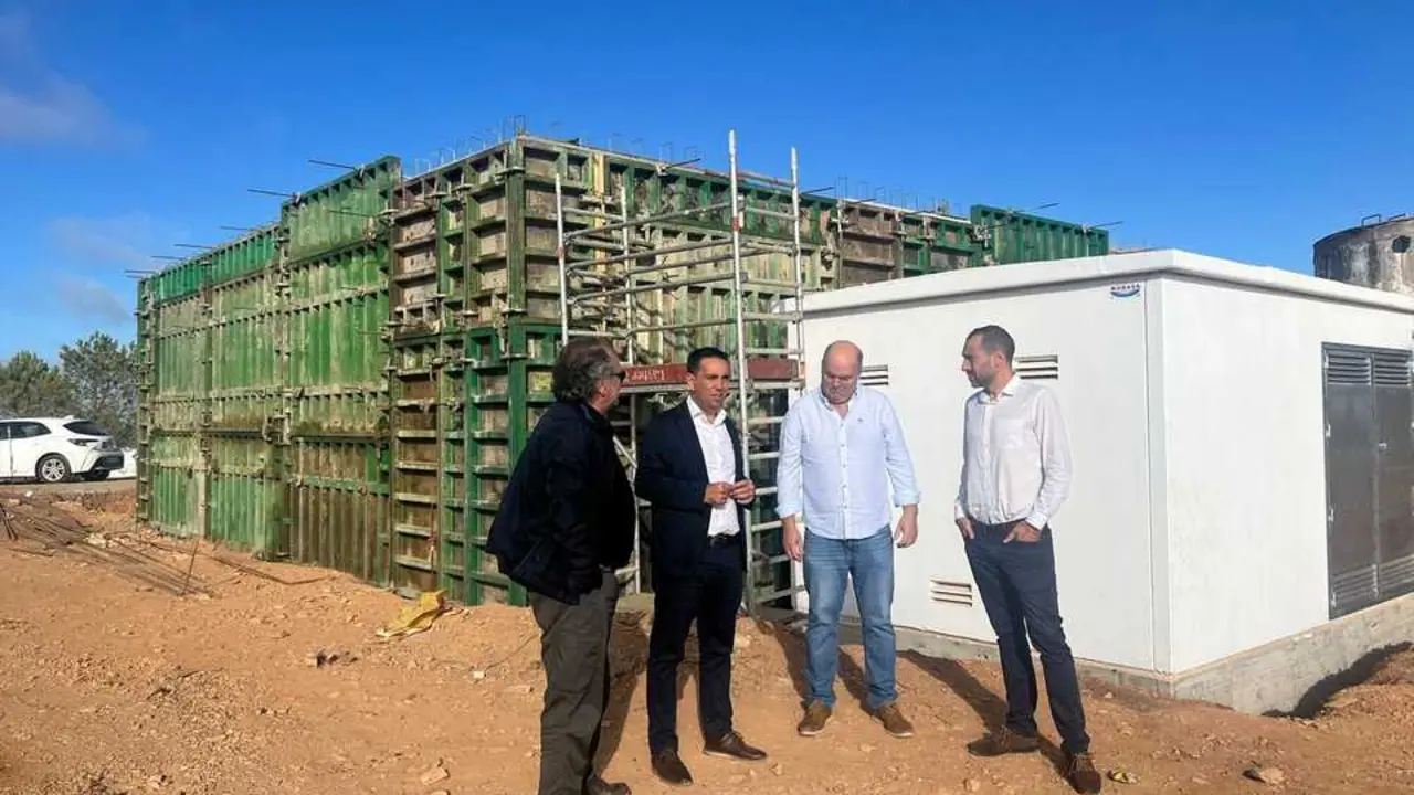  El diputado de la Diputaci&oacute;n de Sevilla, Gonzalo Dom&iacute;nguez, visita junto al alcalde de El Madro&ntilde;o (Sevilla), Antonio L&oacute;pez Rubiano, las obras de mejoras en el abastecimiento de agua | DIPUTACI&Oacute;N DE SEVILLA 