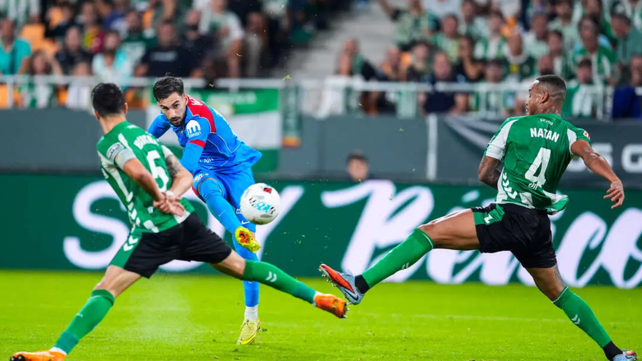  &Aacute;lex Baena chutando a porter&iacute;a en el segundo gol del Atl&eacute;tico de Madrid contra el Real Betis. | EP. 