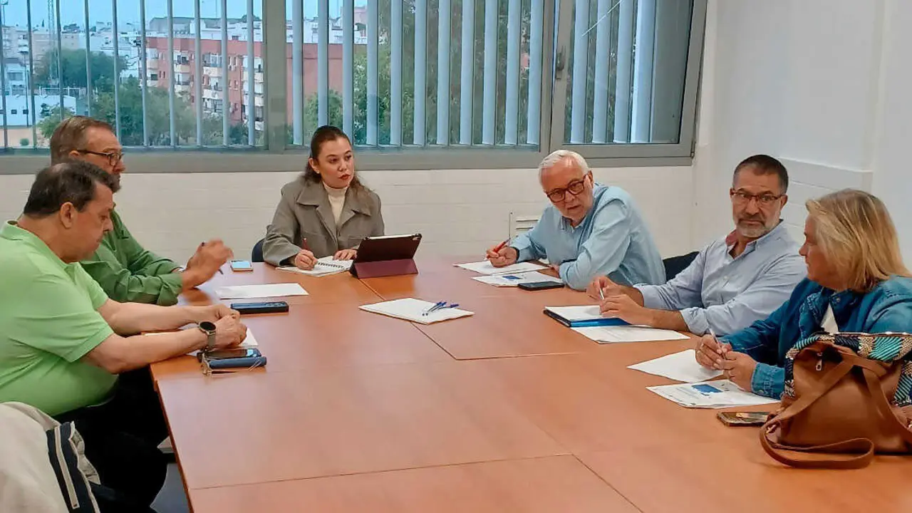 Reunión mantenida por la Delegada municipal de Empleo de Alcalá de Guadaíra, Paula Fuster, con todos los miembros y agentes que forman parte del Comité Ejecutivo del Pacto Local por el Empleo | AYTO ALCALÁ 