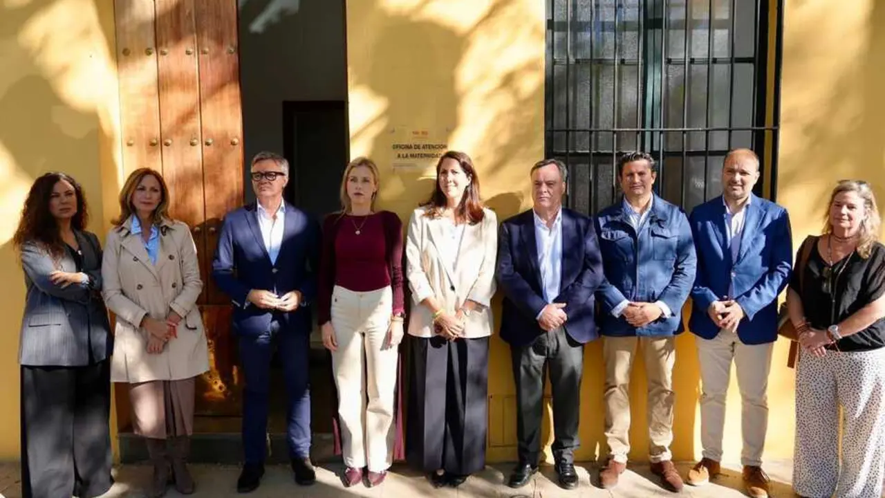  La portavoz de Vox en el Ayuntamiento, Cristina Pel&aacute;ez, y el portavoz de Vox en el Parlamento de Andaluc&iacute;a, Manuel Gavira, frente a la Oficina de Ayuda a la Maternidad de Sevilla | VOX SEVILLA 