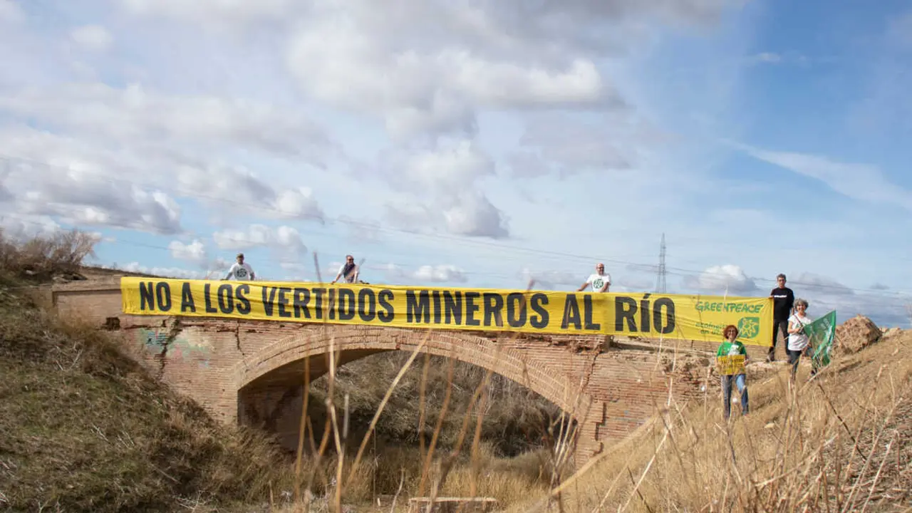  La protesta de Greenpeace y Ecologistas en Acci&oacute;n. | EaA 