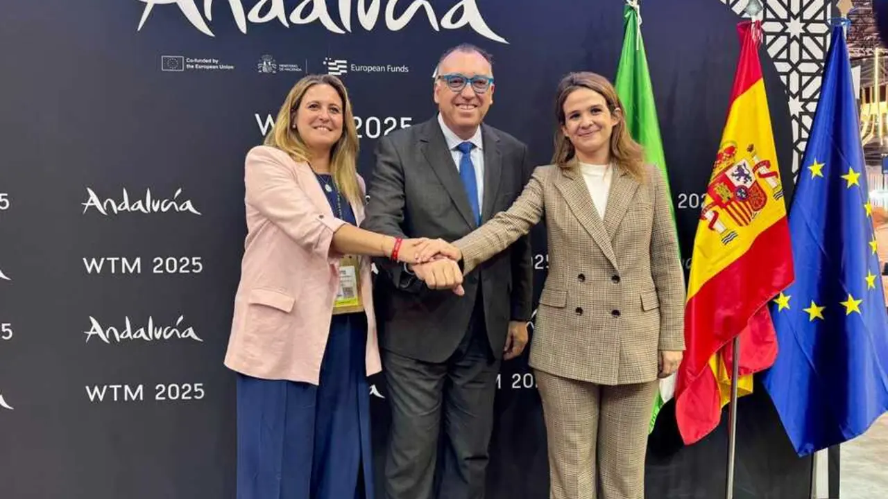  Angie Moreno y Arturo Bernal anuncian una nueva conexi&oacute;n entre Sevilla y Londres en el marco de la World Travel Market en Londres. | AYUNTAMIENTO 