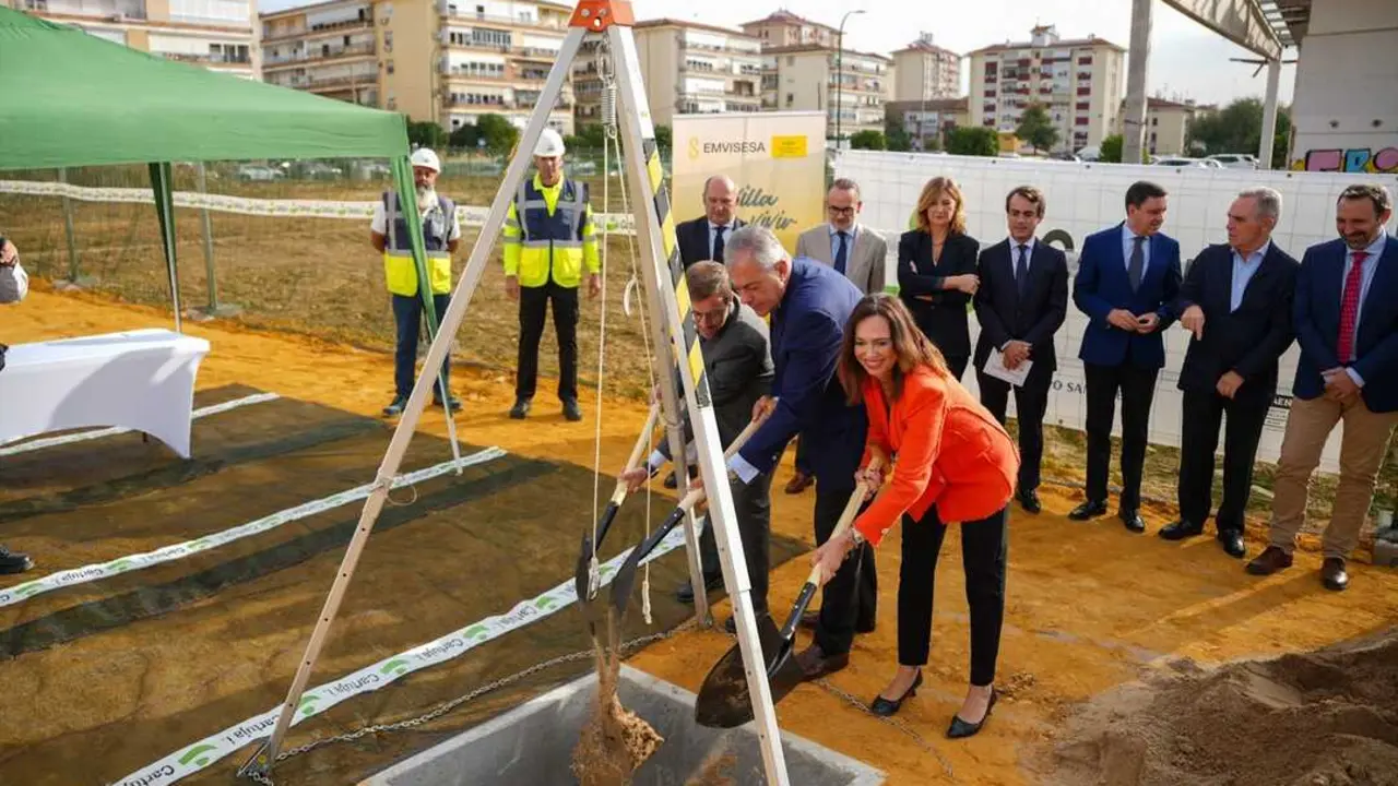  La consejera de Vivienda de la Junta de Andaluc&iacute;a, Roc&iacute;o D&iacute;az, junto al subdelegado del Gobierno en Sevilla, Francisco Toscano, y el alcalde de Sevilla, Jos&eacute; Luis Sanz, en la colocaci&oacute;n de la primera piedra de Residencial La Algodonera |&nbsp;AYTO SEVILLA 