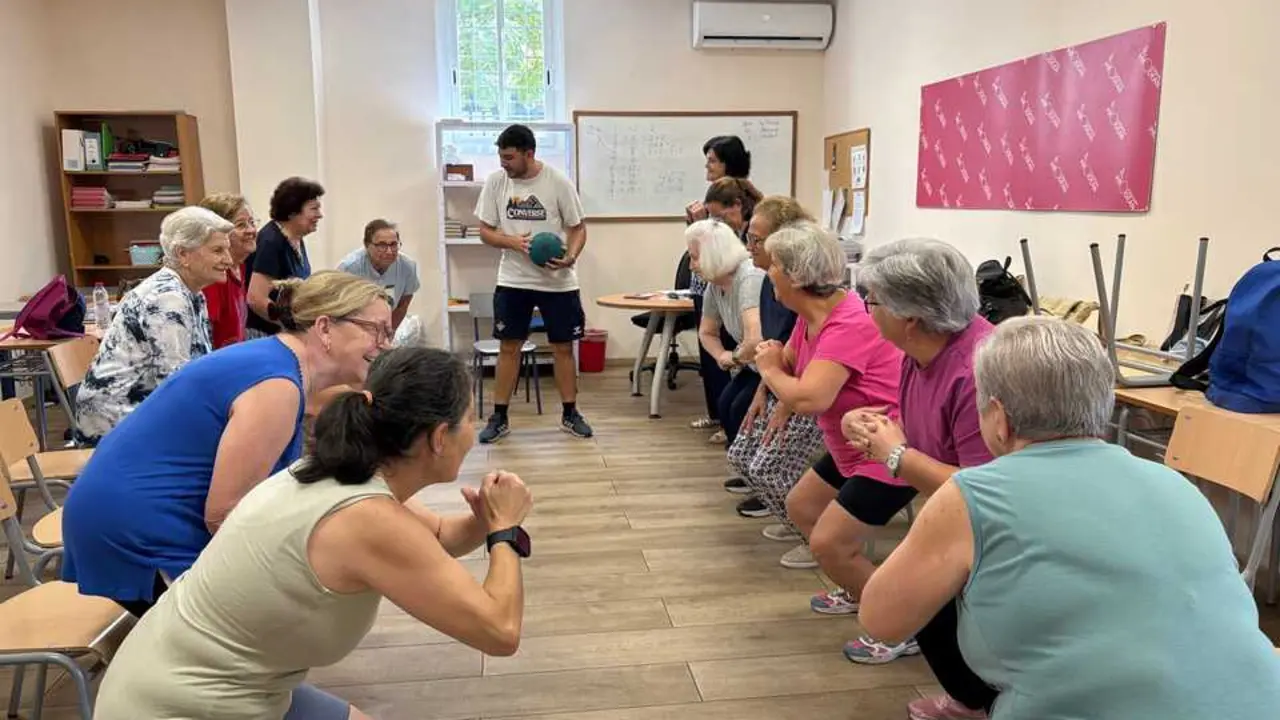  Personas mayores en el Centro Social Prodean en el barrio Los Pajaritos de Sevilla | PRODEAN 
