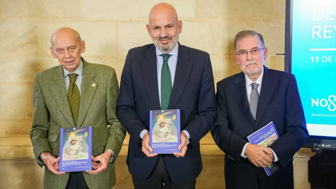  El delegado de Fiestas Mayores del Ayuntamiento de Sevilla, Manuel Al&eacute;s, en la presentaci&oacute;n del libro 'El cartel art&iacute;stico de la Cabalgata de Reyes Magos. Patrimonio material del Ateneo de Sevilla (1932-2025) |&nbsp;AYUNTAMIENTO DE SEVILLA 