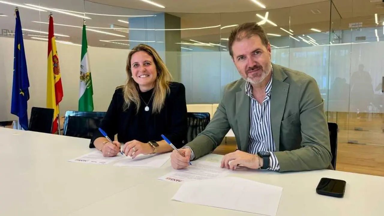  La edil de Turismo, Angie Moreno, y el presidente de Aevise, Carlos Mart&iacute;n, tras la firma del convenio |&nbsp;AYTO DE SEVILLA 