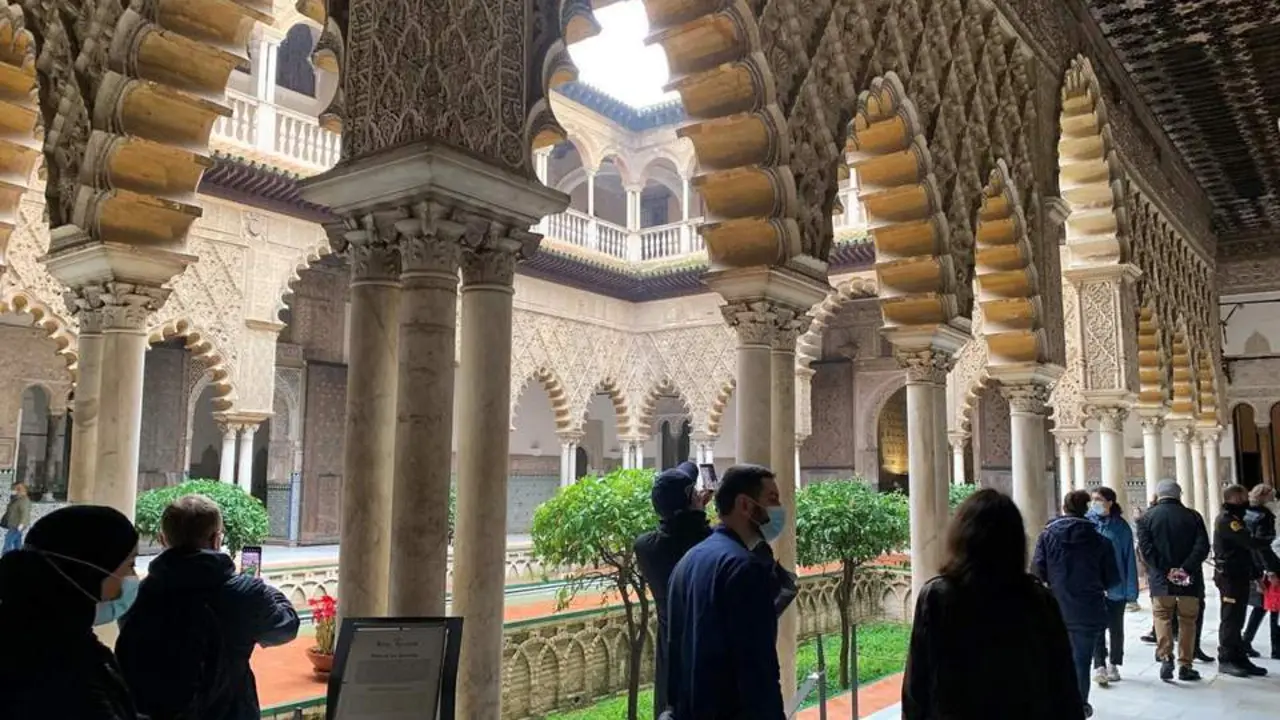  Turistas en el Alc&aacute;zar de Sevilla. - Archivo 