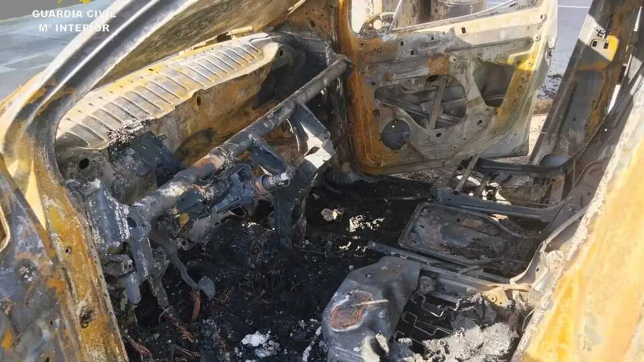  Interior de la furgoneta incendiada. | GUARDIA CIVIL 