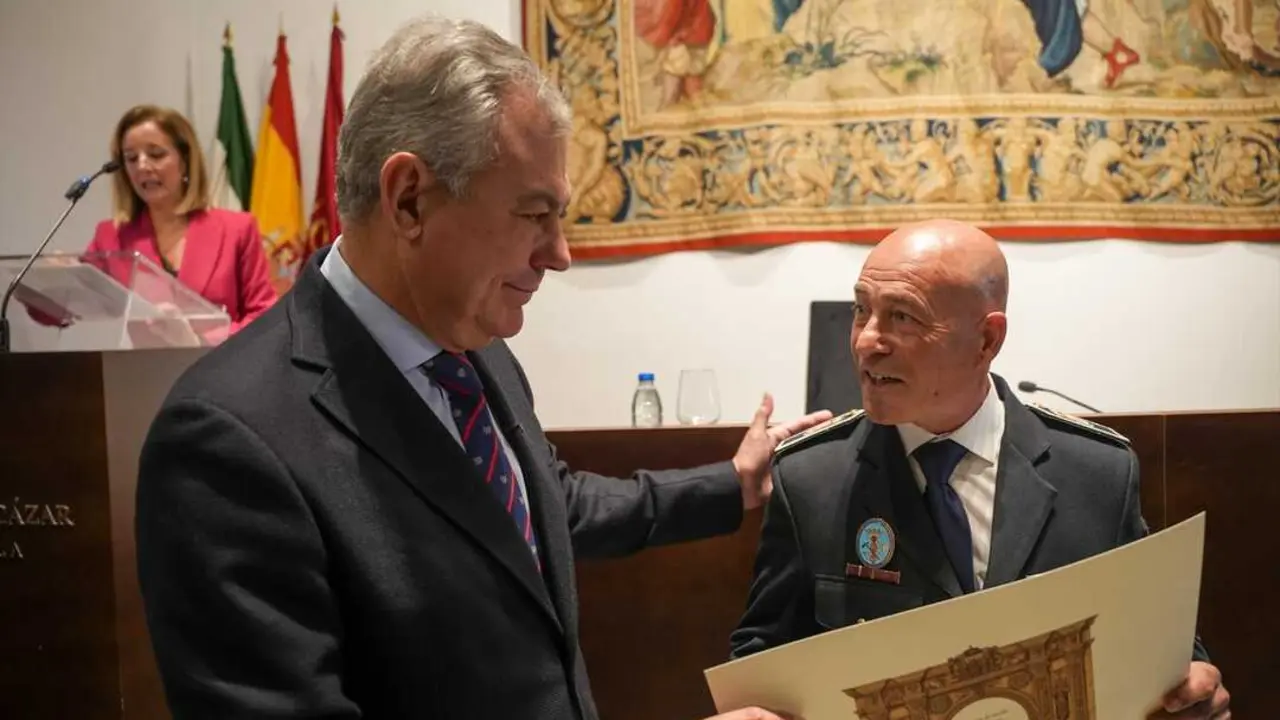  El alcalde de Sevilla, Jos&eacute; Luis Sanz, en el homenaje a 160 empleados p&uacute;blicos jubilados | AYUNTAMIENTO DE SEVILLA 