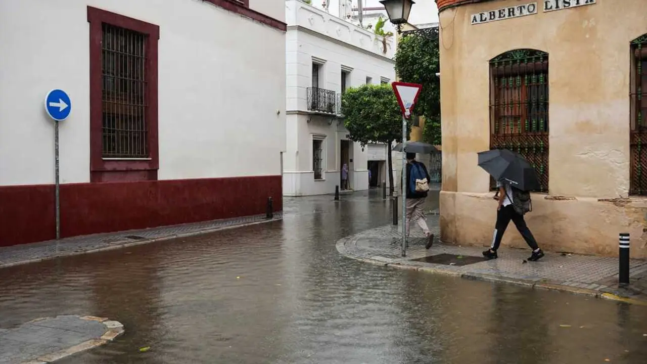  Calles anegadas de agua tras las lluvias torrenciales el 29 de octubre en Sevilla | E.P. 