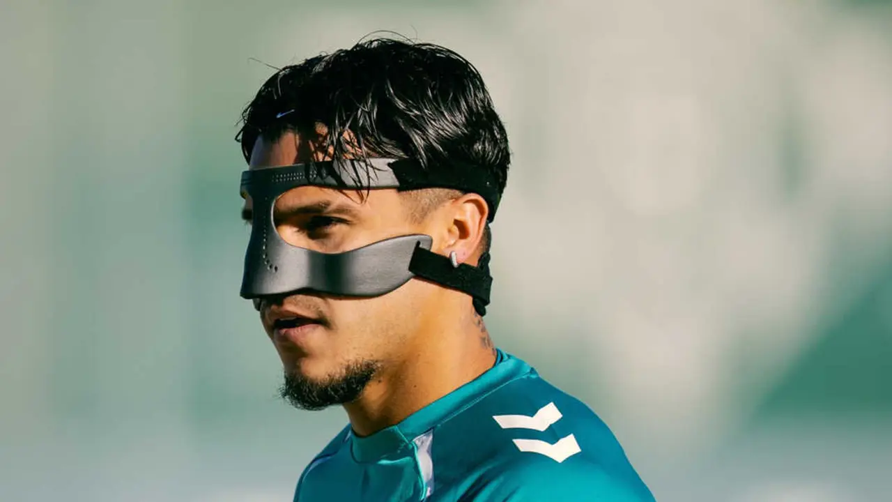  Cucho Hern&aacute;ndez portando una m&aacute;scara protectora en el entrenamiento del Real Betis. | RBB. 