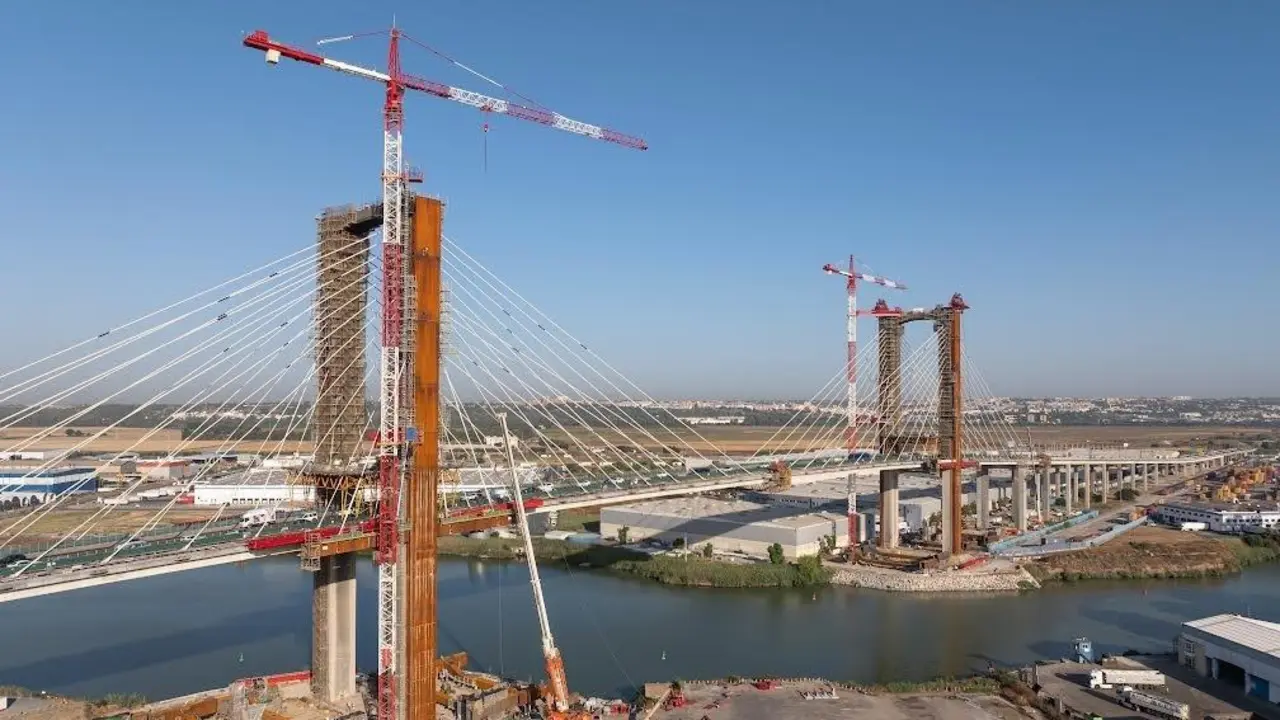  Vista &aacute;rea de los trabajos de sustituci&oacute;n de los tirantes del puente - GOBIERNO DE ESPA&Ntilde;A 