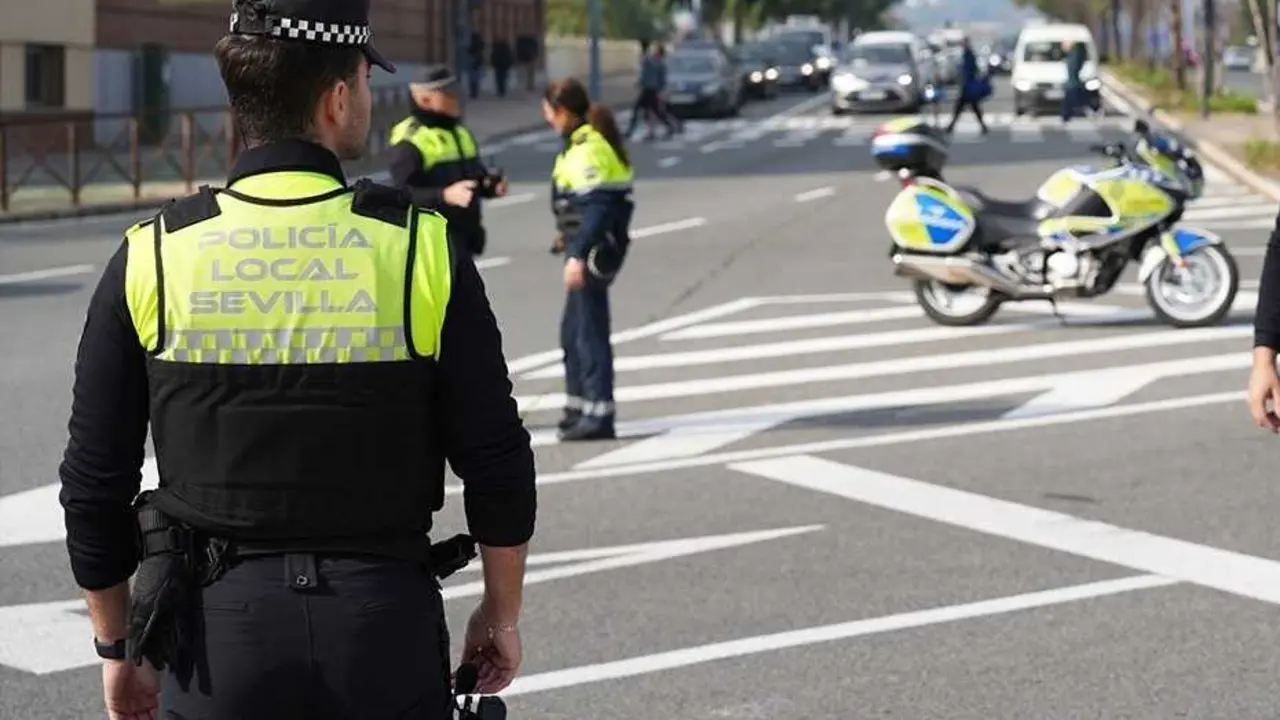  Polic&iacute;as locales durante el corte de tr&aacute;fico. | Archivo 