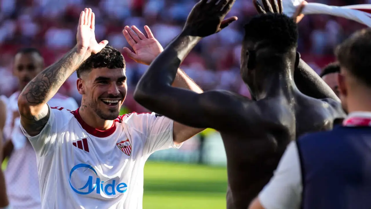  Isaac Romero celebrando una victoria del Sevilla FC con Akor Adams. | Corchero/EP. 