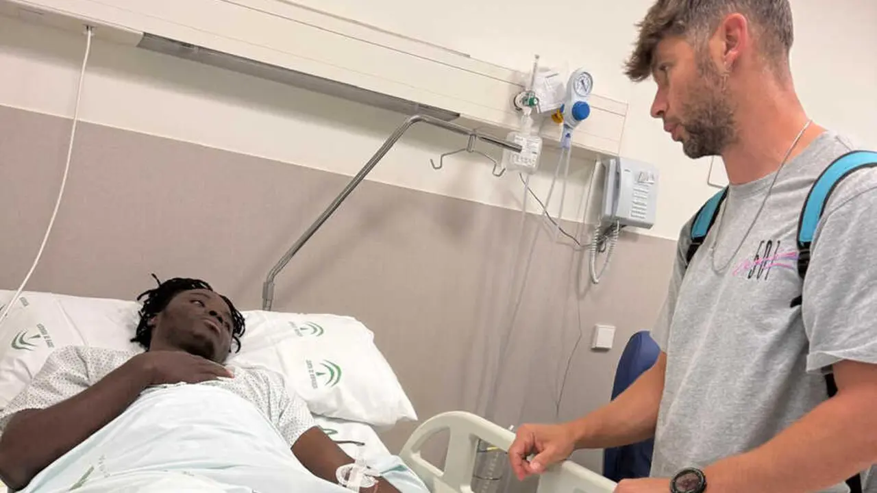  Philip en el hospital, acompa&ntilde;ado por Pedro Prados. | Carmen Prados. 