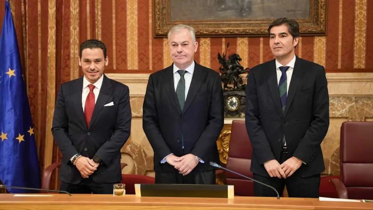  El alcalde de Sevilla, Jos&eacute; Luis Sanz, junto con los presidentes del Sevilla FC y el Real Betis Balompi&eacute;.| EP. 