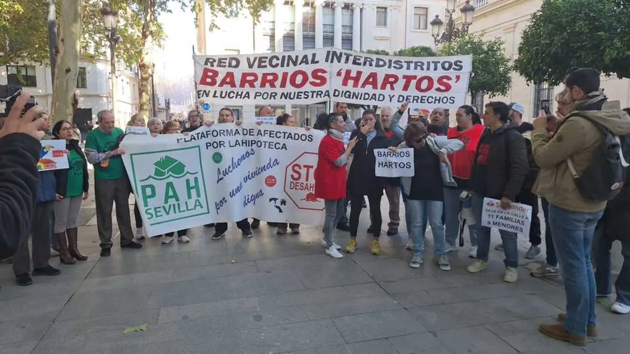  Concentraci&oacute;n de Barrios Hartos y familias de Palmete afectadas por el desahucio a las puertas del Consistorio | BARRIOS HARTOS 